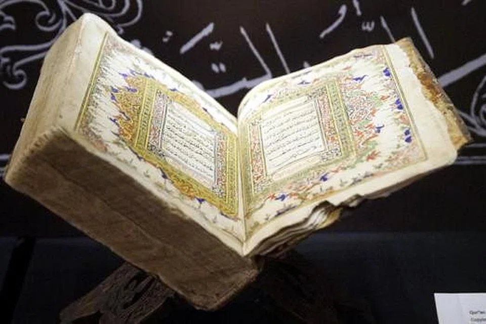ANTARA TERAWAL PERNAH DITERBITKAN: Al-Quran ini dicetak pada 1869 di Kampong Glam dengan menggunakan salah sebuah mesin cetak terawal di Singapura. - Foto NLB