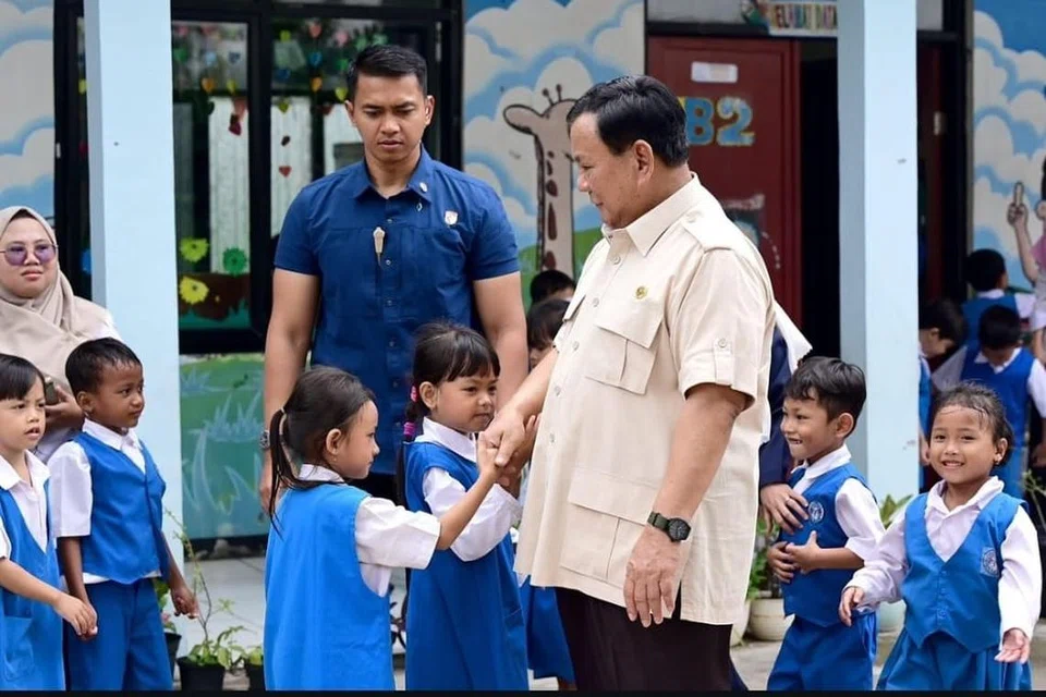 Presiden Prabowo Subianto ketika meninjau skim makanan berkhasiat percuma bernilai berbilion dolar yang dilancarkan untuk kanak-kanak sekolah dan wanita hamil di Rawamangun, Jakarta Timur. 