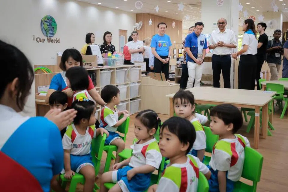 Presiden Tharman Shanmugaratnam (berdiri, empat dari kanan) dan  Setiausaha Parlimen Kanan (Kebudayaan, Masyarakat dan Belia merangkap Pembangunan Sosial dan Keluarga), Encik Eric Chua (lima dari kanan) melawat sekolah tadika M.Y World @ Dawson untuk sambutan Hari Guru mereka di sekolah itu pada 29 Ogos. 