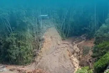 Pasukan penyelamat sukar mencari mangsa dalam kejadian tanah runtuh di sebuah lombong berskala kecil yang diusahakan oleh penduduk tempatan di pergunungan Arfak, Papua Barat.