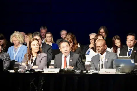 Dr Maliki (tengah) mewakili Singapura semasa Sidang Puncak Antarabangsa mengenai Kerjaya Mengajar (ISTP) ke-15 di Reykjavik, Iceland pada Mac 2025.