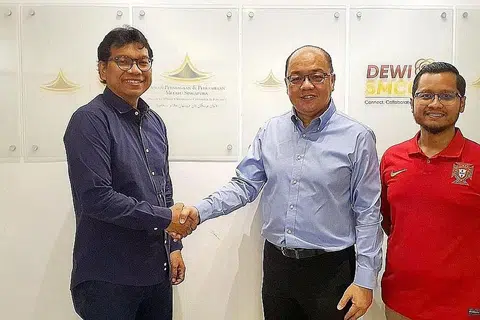 BANTU NIAGA HALAL: Naib Presiden DPPMS, Encik Azhar Othman (kiri), dan Encik Ronnie Faizal Tan (kanan) selepas beliau dilantik sebagai Eksekutif Kediaman (Executive-In-Residence - EIR). - Foto DPPMS