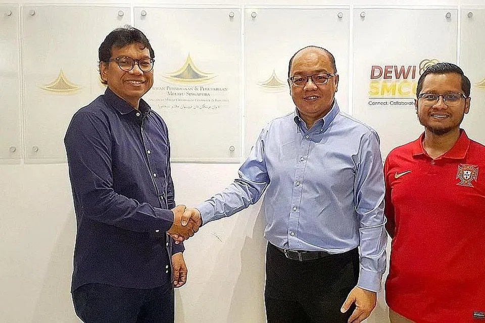 BANTU NIAGA HALAL: Naib Presiden DPPMS, Encik Azhar Othman (kiri), dan Encik Ronnie Faizal Tan (kanan) selepas beliau dilantik sebagai Eksekutif Kediaman (Executive-In-Residence - EIR). - Foto DPPMS