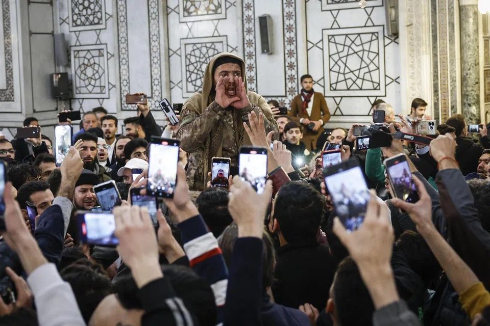 Orang ramai berkumpul dan meraikan kemenangan di dalam Masjid Umayyad, susulan penggulingan Presiden Bashar al-Assad oleh pemberontak, di Damsyik, Syria, pada 13 Disember. 