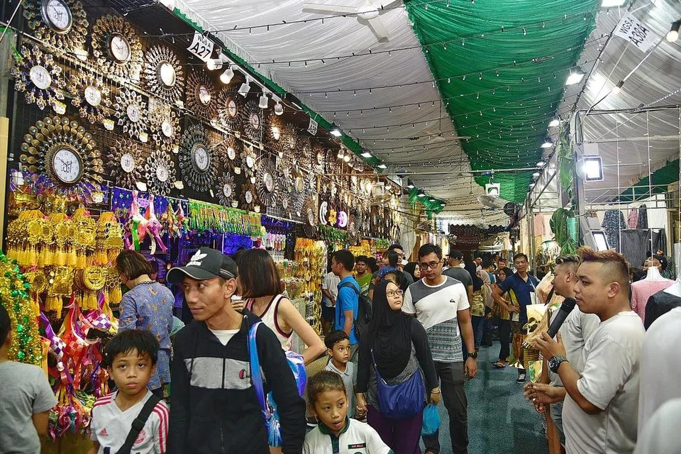RINDUKAN BAZAR RAYA: Begitu juga dengan ketiadaan bazar Raya (gambar atas) - sesuatu yang sudah terbiasa dengan masyarakat kita setiap kali tibanya Ramadan. - Foto fail