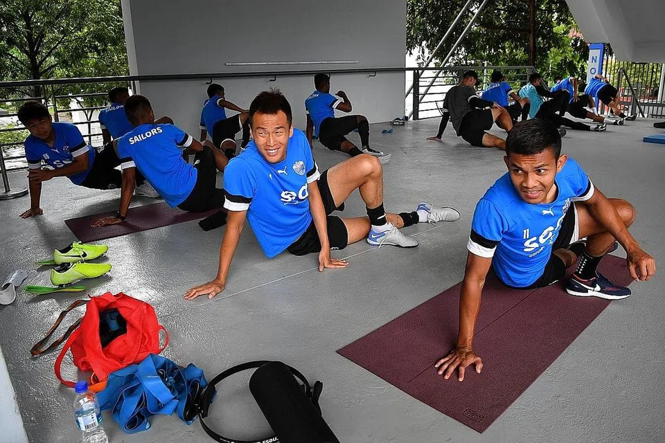 TIDAK TUNJUK SEMANGAT KESUKANAN: Pemain Sailors Maxime Lestienne, Kim Shin-wook (tengah) dan Diego Lopes enggan berjabat tangan dengan pemain Young Lions lepas seri 1-1 dalam satu perlawanan Isnin lalu. - Foto-foto fail