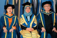IJAZAH KEHORMAT: Presiden Halimah Yacob bersama mantan Presiden, Dr Tony Tan Keng Yam (kanan) dan Dekan pengasas Sekolah Kesihatan Awam Vanke di Universiti Tsinghua, Dr Margaret Chan (kiri).