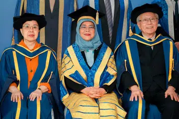 IJAZAH KEHORMAT: Presiden Halimah Yacob bersama mantan Presiden, Dr Tony Tan Keng Yam (kanan) dan Dekan pengasas Sekolah Kesihatan Awam Vanke di Universiti Tsinghua, Dr Margaret Chan (kiri).
