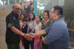 Presiden Tharman Shanmugaratnam (kiri) sebagai tetamu terhormat konsert amal ‘ChildAid 2024: The Dream Emporium’ yang berlangsung di Teater Esplanade pada 30 November, bersama barisan peserta yang mengambil bahagian.