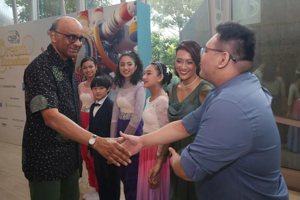 Presiden Tharman Shanmugaratnam (kiri) sebagai tetamu terhormat konsert amal ‘ChildAid 2024: The Dream Emporium’ yang berlangsung di Teater Esplanade pada 30 November, bersama barisan peserta yang mengambil bahagian.