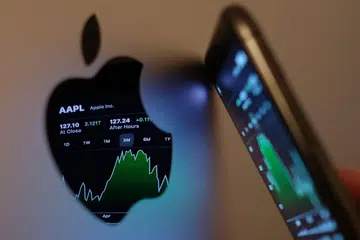 HADAPI TEKANAN: Pendapatan Apple telah merosot tiga suku berturut-turut dan syarikat itu memerlukan produk baru untuk menyegarkan nafas pendapatan gergasi teknologi itu.