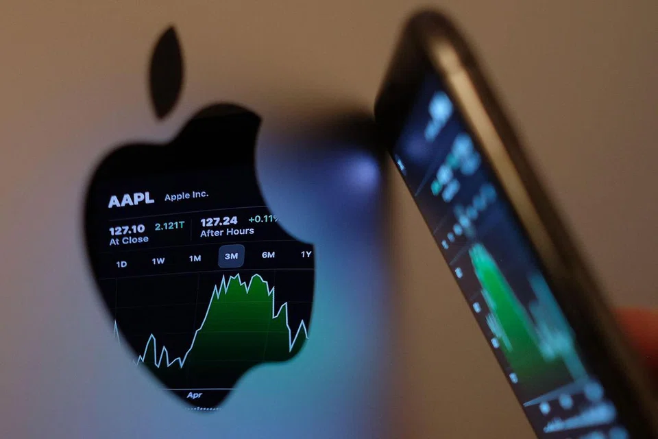 HADAPI TEKANAN: Pendapatan Apple telah merosot tiga suku berturut-turut dan syarikat itu memerlukan produk baru untuk menyegarkan nafas pendapatan gergasi teknologi itu.