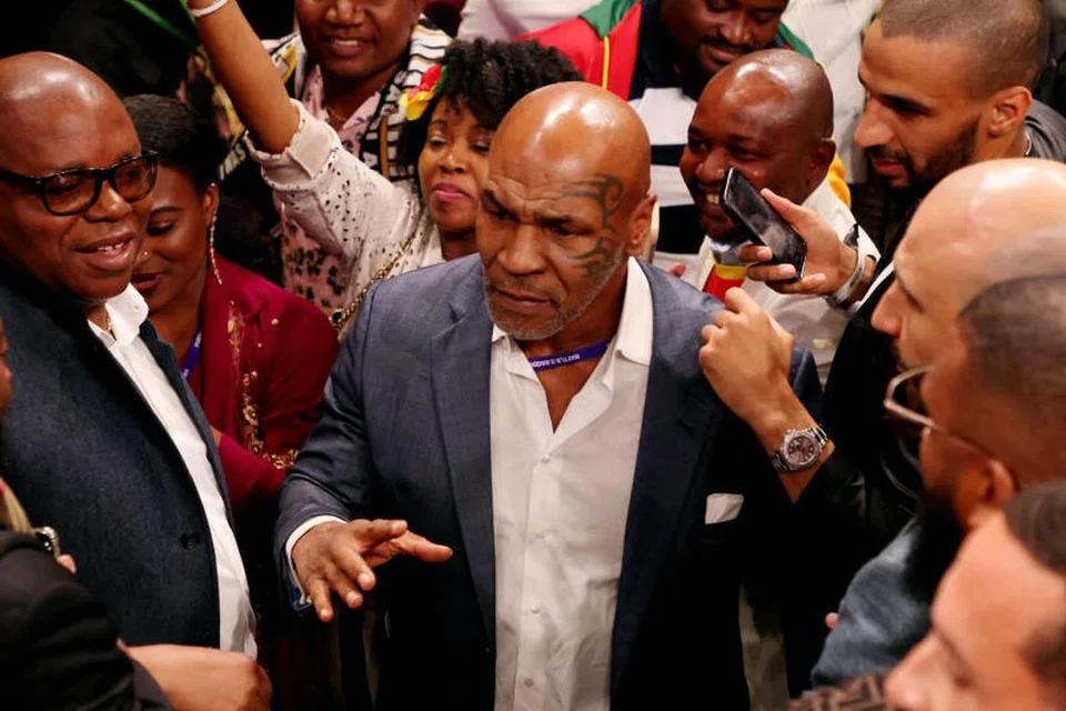 Tyson merupakan petinju kategori heavyweight pertama yang memenangi kejohanan Persatuan Tinju Sedunia (WBA), Majlis Tinju Sedunia (WBC) dan Persekutuan Tinju Antarabangsa (IBF) pada 1987.