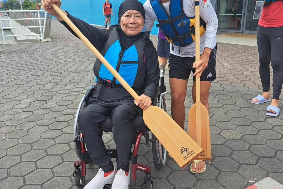 Cik Asiah Ibrahim sedang bersiap sedia untuk kegiatan mendayung bot naga pada hujung minggu.