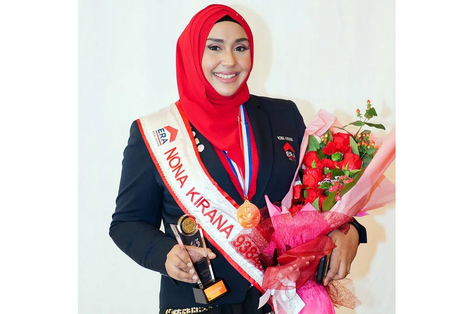 BERTERIMA KASIH KEPADA RADIO: Nona Kirana bersyukur diberi peluang menjadi juruhebah di stesen Warna kerana ia sedikit sebanyak membantunya dalam melaksanakan tugas sebagai ejen hartanah bersama ERA Realty. - Foto ihsan NONA KIRANA