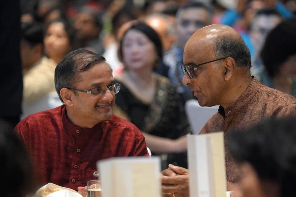 Editor  penerbitan vernakular SPH, Tamil Murasu (TM), Encik Raja Segar (kiri),bersama tetamu terhormat, Presiden Tharman Shanmugaratnam, semasa majlis makan malam gala ulang tahun ke-90 TM di Fairmont Singapore pada 6 Julai 2025. TM telah melalui pelbagai perubahan untuk kekal relevan dalam masyarakat Singapura selama 90 tahun buat masa kini.