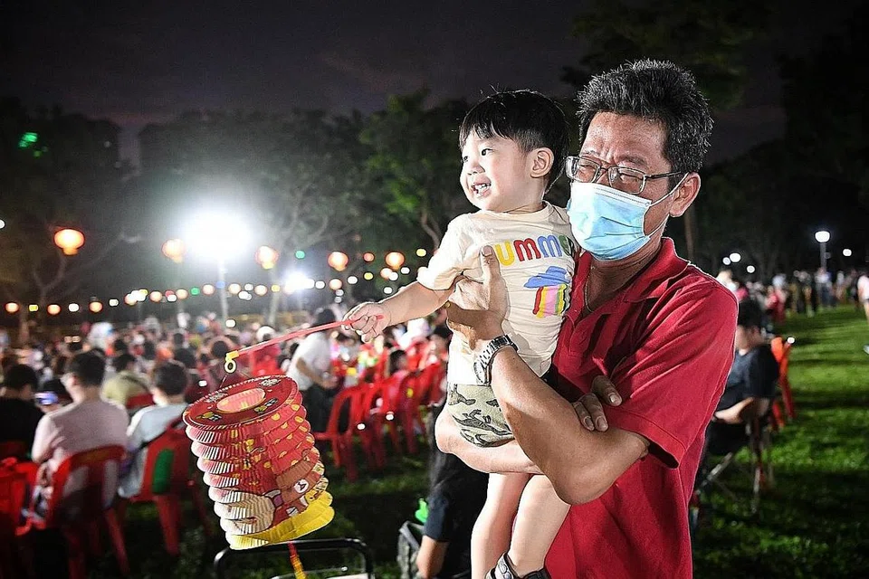 PENUH CERIA: Seorang penduduk cilik membawa tanglung di acara yang berlangsung dari 6.30 petang hingga 9.30 malam itu.