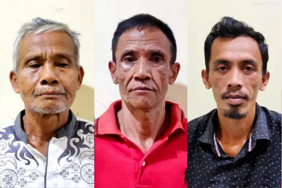 SUSPEK MENGAKU SALAH: (Dari kanan) Solihin @ Duloh, Wowon Erawan dan Dede Solehudin membunuh isteri Wowon serta dua anaknya daripada perkahwinan lalu dengan memberi mereka minuman kopi beracun. 