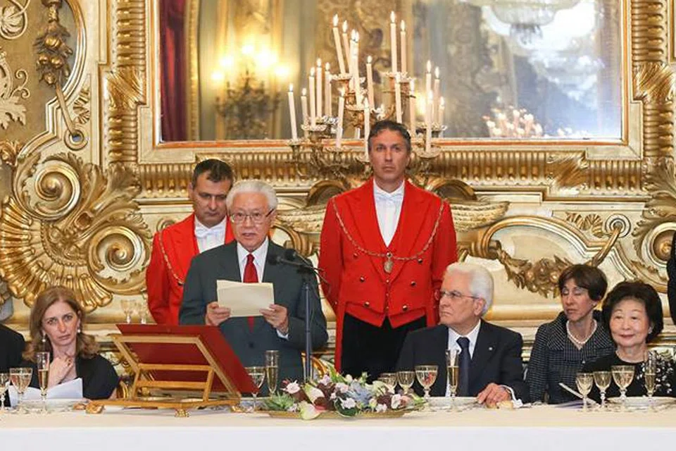 JALINAN TERUS MEKAR: Dalam ucapannya di jamuan negara di Rome kelmarin, Presiden Tony Tan (berdiri) meluahkan harapan agar jalinan muhibah antara Singapura dan Italy terus mekar dan berkembang. Duduk di sebelah beliau ialah Presiden Italy, Encik Sergio Mattarella (ketiga dari kanan). - Foto FACEBOOK PRESIDEN TONY TAN
