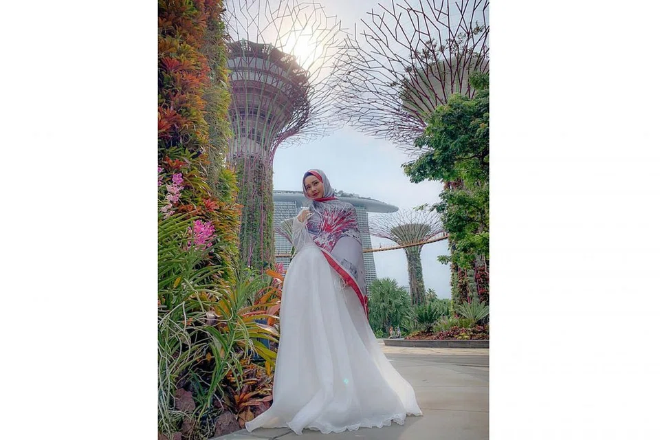 BUNGA-BUNGA HATI: Keindahan Gardens By The Bay turut berbunga di hati Diyana Halik sehingga beliau menghasilkan tudung berinspirasikan tanaman-tanaman di taman tersebut. - Foto ihsan DIYANA HALIK