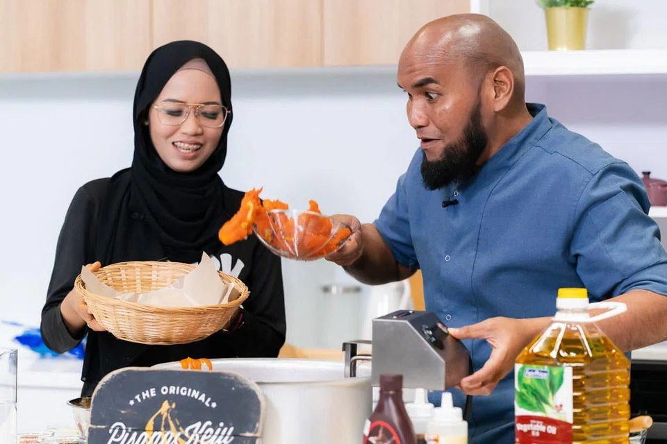 SERONOK MEMASAK: Cef Bob diundang sebagai hos undangan dalam The BM Show minggu ini, bagi segmen makan hipster yang menampilkan pemilik The Original Pisang Keju, Cik Haslinah Hashim. 