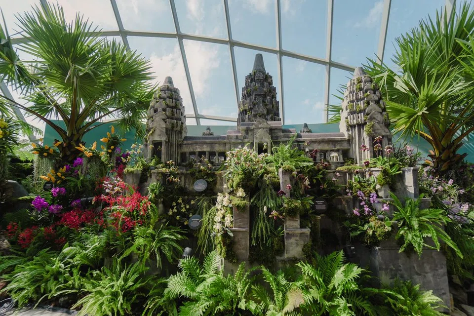Turut dipamerkan adalah lima replika seni bina yang ketara di sekitar Angkor, termasuk dinding Angkor Thom dan kuil Bayon. Replika tersebut dipinjamkan kepada Gardens by the Bay daripada tukang Angkor yang berpangkalan di Kemboja. 