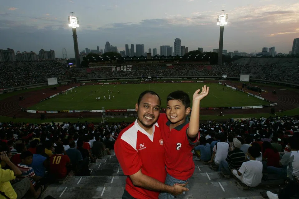 Hafiez Ali, 24, membawa anak saudaranya, Amirul Adli, 7, untuk melihat Stadium Nasional buat kali terakhir. Stadium ini akan ditutup secara rasmi pada Sabtu, 30 Jun 2007. Majlis penutupan istimewa itu dianjurkan bersama oleh Majlis Sukan Singapura (SSC) dan Persatuan Bola Sepak Singapura (FAS).