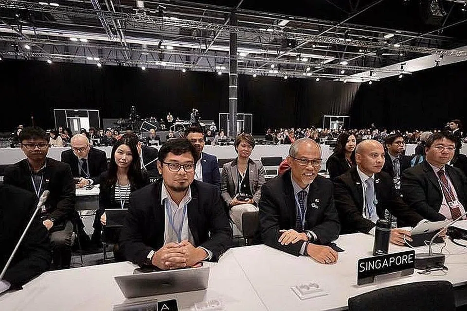 ROMBONGAN SINGAPURA: Encik Masagos (dua dari kiri) bersama beberapa anggota rombongan Singapura di COP-25 di Madrid. Rombongan itu merangkumi pegawai Sekretariat Perubahan Iklim Nasional (NCCS), Pejabat Peguam Negara (AGC), serta Kementerian-Kementerian Ehwal Luar, Pengangkutan, Perdagangan dan Perusahaan, serta Sekitaran dan Sumber Air. - Foto FACEBOOK MASAGOS ZULKIFLI