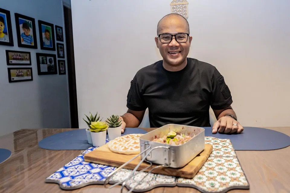 DISAMBUT BAIK: Encik Abdul Aziz Mohd Shafii, yang dikenali sebagai @rangereats di TikTok, terkenal dengan video masakan ‘mess tin’. 