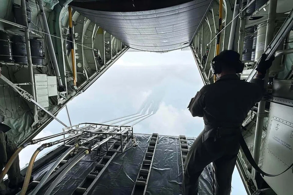 Anggota Agensi Pengurusan Bencana Negara (Nadma) melaksanakan operasi pembenihan awan menggunakan pesawat, ‘C-130 Hercules’ milik Tentera Udara Diraja Malaysia (TUDM) yang berlepas dari Pangkalan Udara Subang, Selangor.