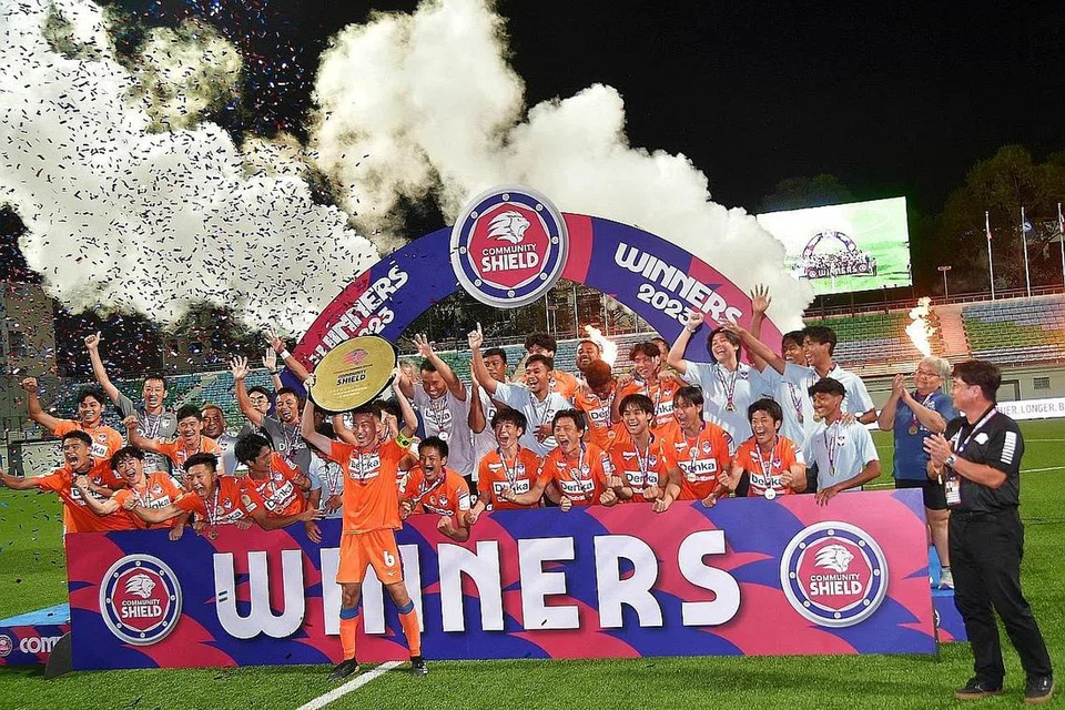 PERMULAAN BAIK: Albirex Niigata menjulang Perisai Masyarakat 2023 selepas mengalahkan Hougang United 3-0 di Stadium Jalan Besar pada Ahad. - Foto ST