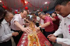 (Dua dari kiri): Anggota Parlimen GRC Marine Parade yang juga Menteri Tenaga Manusia, Dr Tan See Leng; Menteri Kebudayaan, Masyarakat dan Belia, Encik Edwin Tong (dua dari kanan) semasa Sambutan Musim Bunga Pertubuhan Kebudayaan Geylang dan Persatuan Suku Kaum 2025 pada 6 Februari. 