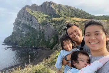MELANCONG DI KOREA: Encik Aizat bersama keluarga semasa mengunjung Pulau Jeju, Korea Selatan, pada bulan lalu. - Foto ihsan MOHAMAD AIZAT TAHA 