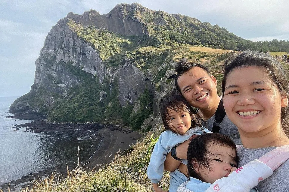 MELANCONG DI KOREA: Encik Aizat bersama keluarga semasa mengunjung Pulau Jeju, Korea Selatan, pada bulan lalu. - Foto ihsan MOHAMAD AIZAT TAHA 