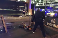 SUSPEK DITEMBAK MATI: Salah seorang suspek yang memakai jaket bunuh diri palsu ditembak mati polis di Borough Market di London kelmarin. - Foto AFP