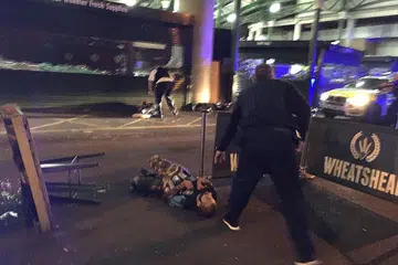 SUSPEK DITEMBAK MATI: Salah seorang suspek yang memakai jaket bunuh diri palsu ditembak mati polis di Borough Market di London kelmarin. - Foto AFP
