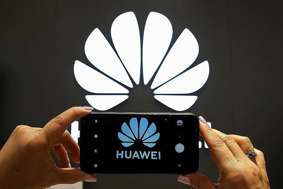 TEMBUSI PASARAN: Telefon bimbit jenama asal China seperti Huawei kian berusaha menembusi minda pembeli di serata dunia. - Foto REUTERS
