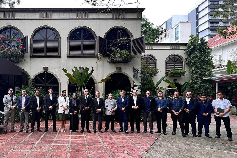 JALIN KERJASAMA: Encik Ahmad Nizam Abbas (lapan dari kanan) bersama afiliasi firma guaman yang dinamakan Simba Law Alliance, bertujuan membina jaringan undang-undang merentasi sempadan dan penglibatan di peringkat antarabangsa. - Foto ihsan AHMAD NIZAM ABBAS