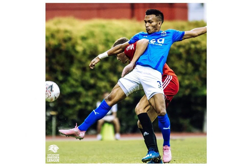 PERSAINGAN SENGIT DIJANGKA: Pemain Lion City Sailors, Tajeli Salamat (jersi biru), bersaing dengan pemain lawan untuk merebut bola dalam perlawanan baru-baru ini. Sailor berentap dengan Hougang malam esok dalam perlawanan untuk merebut tempat ketiga. 