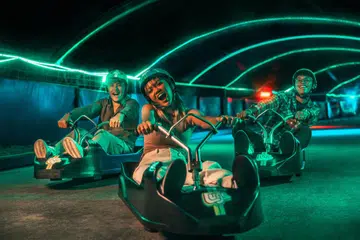 PENUH ADRENALINA: Nikmati pengalaman menaiki ‘luge’ dengan diiringi santapan muzik di Skyline Luge di Sentosa. Sesi ‘Ride The Beat’ dibuka dari 7 hingga 9 malam pada Jumaat dan Sabtu.