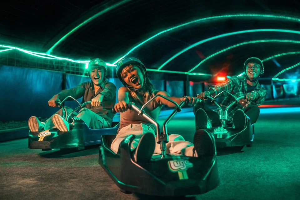 PENUH ADRENALINA: Nikmati pengalaman menaiki ‘luge’ dengan diiringi santapan muzik di Skyline Luge di Sentosa. Sesi ‘Ride The Beat’ dibuka dari 7 hingga 9 malam pada Jumaat dan Sabtu.