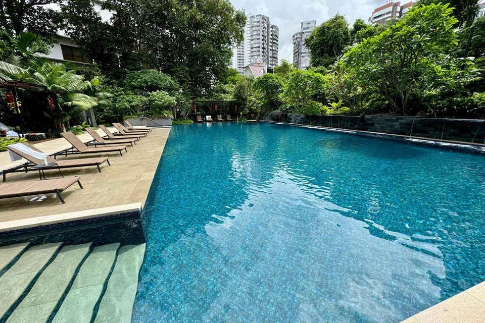 Bagi orang dewasa, terdapat kolam renang sepanjang 25 meter, sedalam 1.2 meter di Grand Hyatt Singapore.