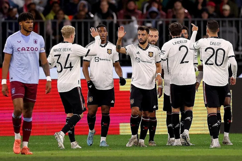 SEMANGAT BARU: Pemain United meraikan jaringan gol sewaktu perlawanan pramusim menentang Aston Villa di Stadium Optus, Perth,baru-baru ini. Perlawanan itu berkesudahan seri 2-2. 