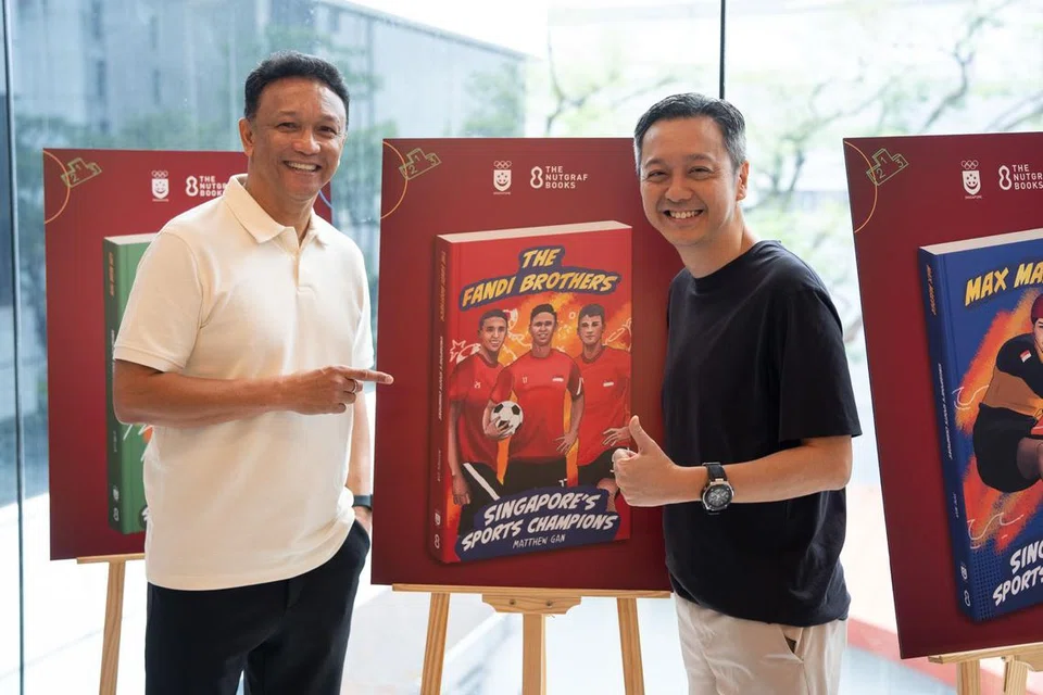 Legenda bola sepak tempatan, Fandi Ahmad (kiri), yakin buku baru yang menampilkan tiga anak lelakinya, Irfan, Ikhsan, dan Ilhan akan memberi inspirasi kepada anak-anak – generasi baru – untuk memburu impian mereka. Beliau bersama rakan pengasas, The Nutgraf, penerbit ‘Singapore’s Sports Champions’, Encik Peh Shing Huei.