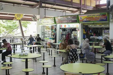 BUDAYA SINGAPURA: Budaya penjaja telah lama sebati dengan orang Singapura, tidak kira bangsa atau pangkat, dengan aneka rasa dan hidangan, tanpa terlalu bimbang soal harga. - Foto BM oleh HARITH MUSTAFFA