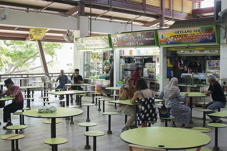 BUDAYA SINGAPURA: Budaya penjaja telah lama sebati dengan orang Singapura, tidak kira bangsa atau pangkat, dengan aneka rasa dan hidangan, tanpa terlalu bimbang soal harga. - Foto BM oleh HARITH MUSTAFFA