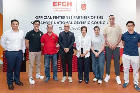 Barisan kepimpinan Majlis Olimpik Kebangsaan Singapura (SNOC) dan Embed Financial Group Holdings (EFGH) bersama para finalis Jurulatih Terbaik 2026, (dari kiri) Setiausaha Agung SNOC, Mark Chay; Joel Lye Jun Hao (tinju tendang); Ng Boon Hock (wushu); Pengerusi Eksekutif dan Ketua Pegawai Eksekutif Kumpulan EFGH, Dennis Ng; Menteri Kemampanan dan Sekitaran, yang juga Presiden SNOC, Grace Fu; Zhang Zhen (gimnastik); Rasic Lazar (bola keranjang); dan Gavin Lee (bola sepak). Tiada dalam gambar ialah Eugene Chia Kin Weng (renang);  Sherman Cheng Feng Yuan (kapal layar); dan Luis Filipe Vitorino Cunha (olahraga).