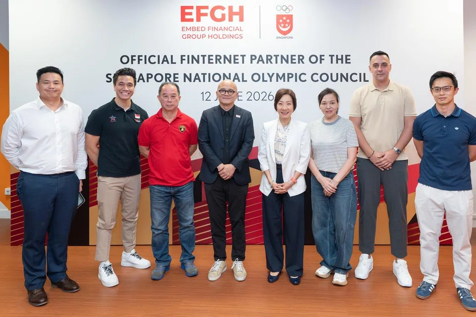 Barisan kepimpinan Majlis Olimpik Kebangsaan Singapura (SNOC) dan Embed Financial Group Holdings (EFGH) bersama para finalis Jurulatih Terbaik 2026, (dari kiri) Setiausaha Agung SNOC, Mark Chay; Joel Lye Jun Hao (tinju tendang); Ng Boon Hock (wushu); Pengerusi Eksekutif dan Ketua Pegawai Eksekutif Kumpulan EFGH, Dennis Ng; Menteri Kemampanan dan Sekitaran, yang juga Presiden SNOC, Grace Fu; Zhang Zhen (gimnastik); Rasic Lazar (bola keranjang); dan Gavin Lee (bola sepak). Tiada dalam gambar ialah Eugene Chia Kin Weng (renang);  Sherman Cheng Feng Yuan (kapal layar); dan Luis Filipe Vitorino Cunha (olahraga).
