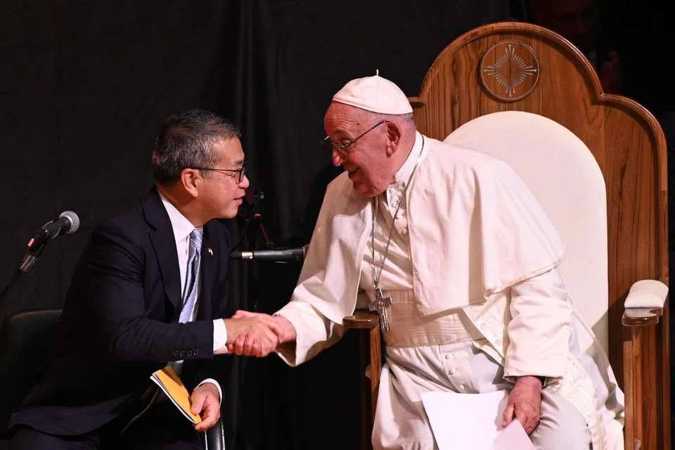 Menteri Kebudayaan, Masyarakat dan Belia, Encik Edwin Tong (kiri), dan Paus (Pope) Francis menghadiri Pertemuan Antara Agama dengan Golongan Muda di Maktab Rendah Katolik (CJC), 13 September, pada hari terakhir lawatan tiga hari Paus Francis ke Singapura.
