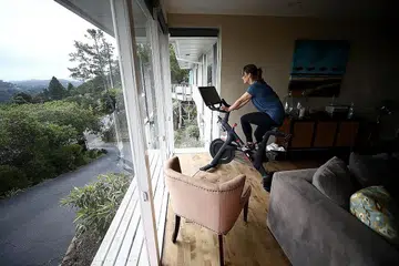 BERSENAM DENGAN SELAMAT: Bersenam di luar atau di rumah adalah cara yang membolehkan anda mematuhi panduan jarak selamat sambil anda melakukan rutin kecergasan harian anda. - Foto fail